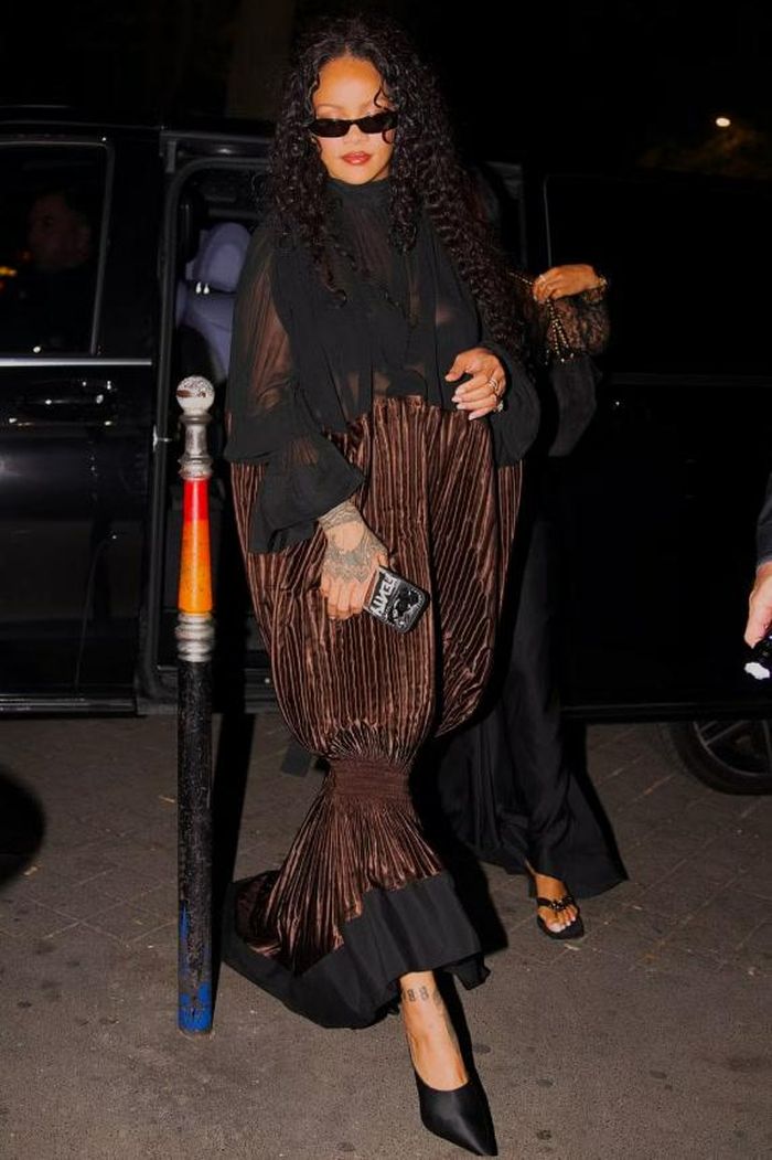 Rihanna thay đổi trang phục, diện váy Ferragamo xếp ly ánh kim khi xuất hiện tại một nhà hàng. Ảnh: BACKGRID