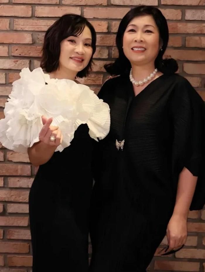 Hồng Vân và Hồng Đào có tình bạn kéo dài gần 40 năm trong làng sân khấu và điện ảnh Việt Nam.