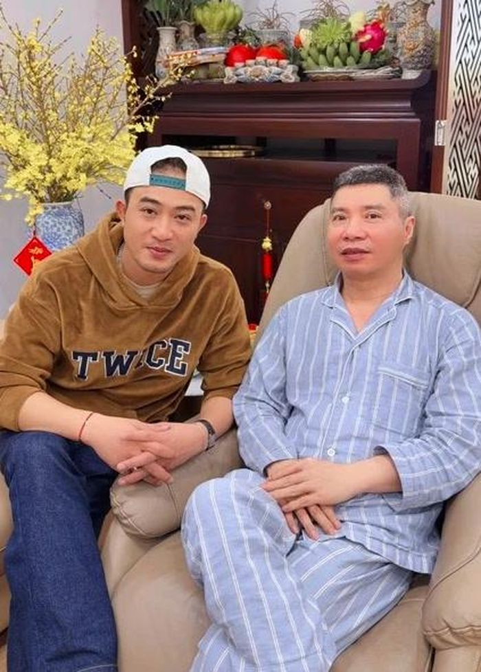 Doãn Quốc Đam đến nhà chúc Tết NSND Công Lý.