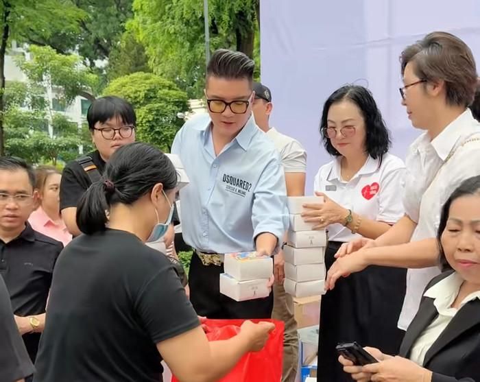 Đàm Vĩnh Hưng cùng công ty của mình đến bệnh viện thăm hỏi, trao quà cho các bệnh nhi đang điều trị.