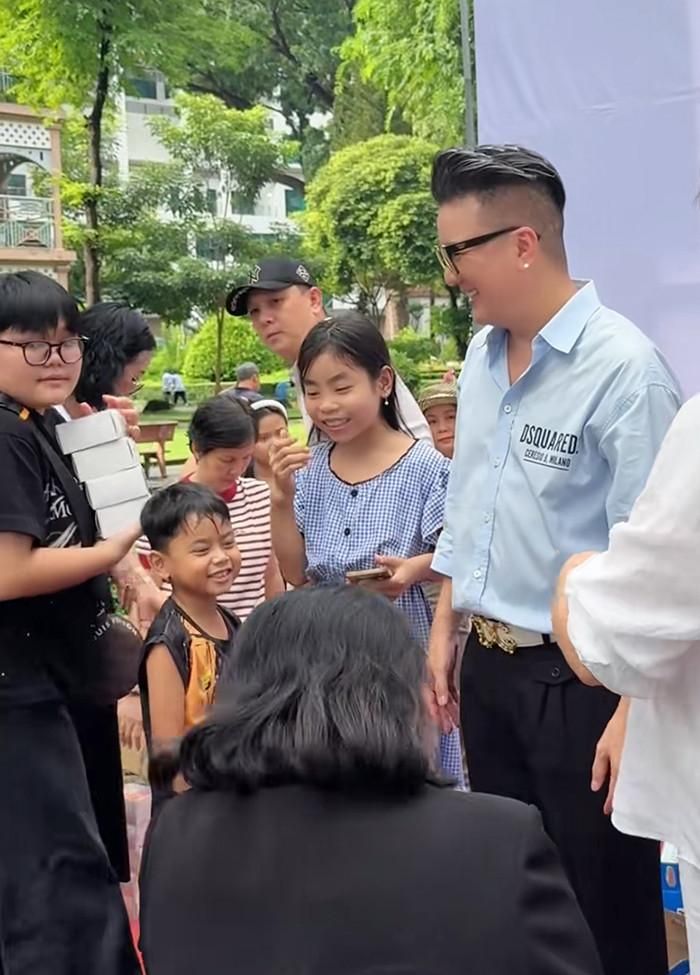 Dù bận rộn với lịch trình nghệ thuật và kinh doanh, Đàm Vĩnh Hưng vẫn dành khoảng thời gian để lan tỏa không khí ngày Tết Trung thu đến những hoàn cảnh kém may mắn.