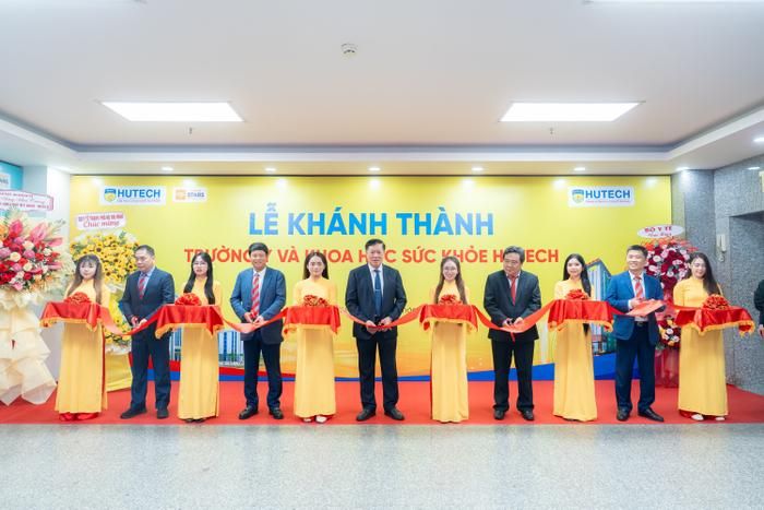Thứ trưởng Bộ Y tế Đỗ Xuân Tuyên cắt băng khánh thành Trường Y và Khoa học Sức khỏe HUTECH