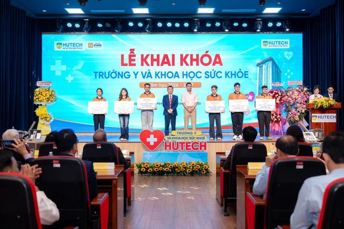Nhà trường tuyên dương thủ khoa và trao Học bổng Khuyến tài cho tân sinh viên