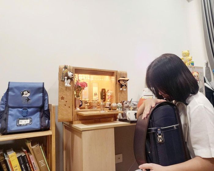 Bà Huỳnh Thị Anh Thư bên di vật của con trai. Ảnh: Gia đình cung cấp