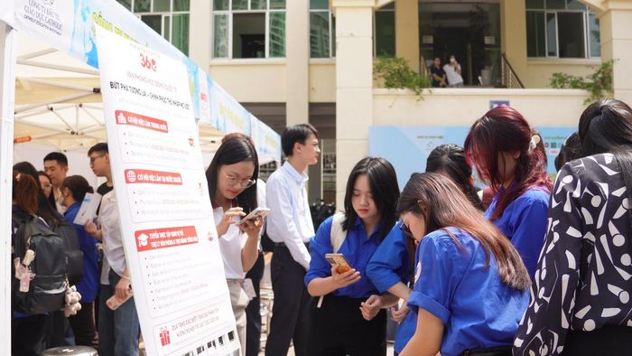 "Ngày hội Việc làm Thanh niên Thủ đô 2026" thu hút đông đảo sinh viên tham gia
