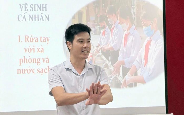 Giáo viên tham gia tập huấn, thực hành nội dung truyền thông về vệ sinh cá nhân cho học sinh