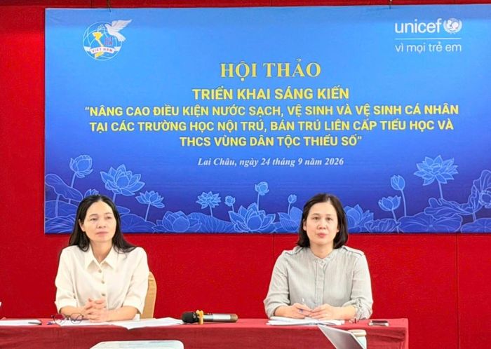 Bà Nguyễn Thị Thanh Thuý (bên phải), Phó trưởng ban Công tác Phụ nữ, TƯ Hội LHPN Việt Nam và bà Trần Thị Hồng Nhung, Phó Chủ tịch Thường trực Hội LHPN tỉnh Lai Châu, chủ trì Hội thảo triển khai Sáng kiến “Nâng cao điều kiện nước sạch, vệ sinh và vệ sinh cá nhân tại các trường học nội trú, bán trú liên cấp tiểu học và THCS vùng dân tộc thiểu số” tại Lai Châu, ngày 24/9/2026