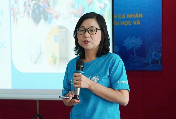 Đại diện UNICEF Việt Nam chia sẻ nội dung về nước sạch và vệ sinh trong trường học tại Hội thảo triển khai sáng kiến