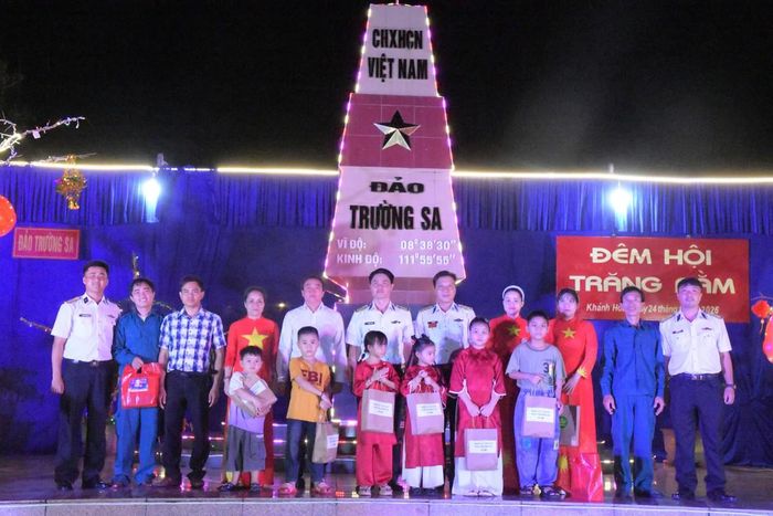 Những món quà Trung thu được trao tặng tận tay cho các cháu thiếu nhi trên đảo Trường Sa.