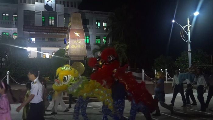 Cách xa đất liền nhưng tiếng trống và tiếng hát rước đèn Trung thu cùng màn múa lân đặc sắc vẫn rộn rã khắp các đảo.