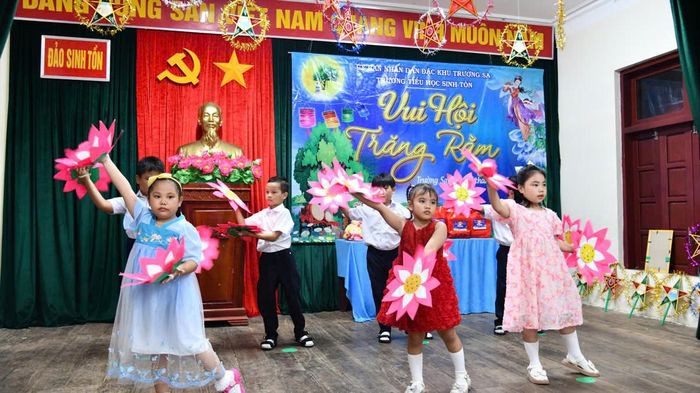 Tiết mục văn nghệ do các cháu thiếu nhi đảo Sinh Tồn biểu diễn đón Tết Trung thu.