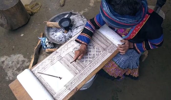 Tại làng Lùng Tám du khách có thể tìm hiểu quy trình làm vải thủ công, thử các công đoạn dệt, nhuộm chàm và mua sản phẩm lanh truyền thống