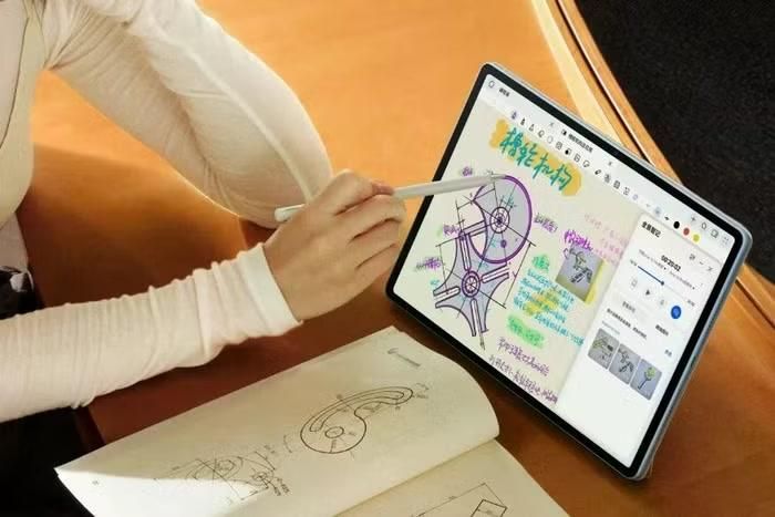 Màn hình IPS LCD 12 inch, độ phân giải 2.800 x 1.840 pixel và mật độ điểm ảnh 280 ppi