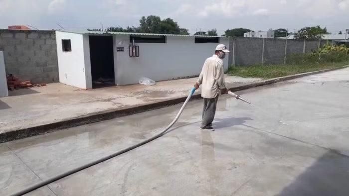 Bảo dưỡng phun nước dưỡng ẩm khi trời nắng gắt