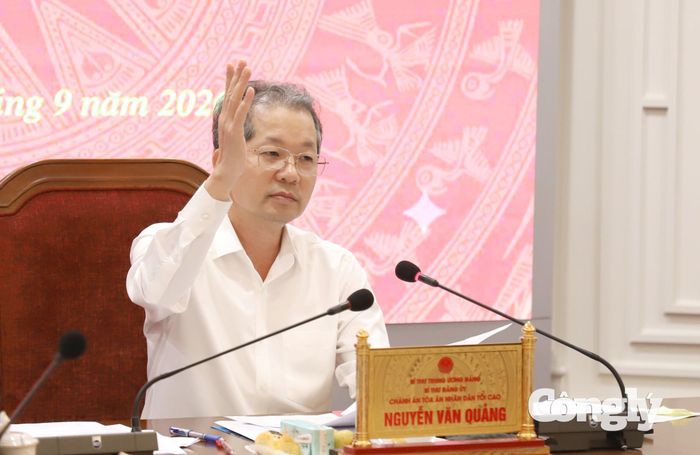 Bí thư Trung ương Đảng, Bí thư Đảng ủy, Chánh án TANDTC Nguyễn Văn Quảng biểu quyết thông qua các án lệ.