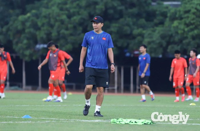 HLV Kim Sang Sik sẽ tính toán phương án thay thế Hoàng Đức tuyến giữa tại FIFA ASEAN CUP 2026. Ảnh: ĐĐ.