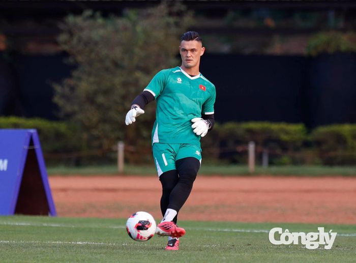 Trả lời phỏng vấn FIFA, thủ thành Lê Giang Patrik nhấn mạnh tinh thần khiêm tốn và tập trung của ĐT Việt Nam sau thành công tại ASEAN Championship 2026. “Một khi đã trải nghiệm cảm giác giành danh hiệu cho đất nước, tất nhiên bạn muốn được trải nghiệm cảm giác đó lần nữa. Nhưng chúng tôi biết việc vô địch một giải đấu quốc tế khó khăn như thế nào. Chúng tôi phải khiêm tốn, tôn trọng mọi đối thủ và tập trung vào những điều có thể kiểm soát”, Lê Giang Patrik chia sẻ. Ảnh: Phạm Đình.