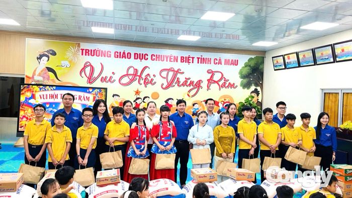 Phân đoàn TAND khu vực 3 – Cà Mau tổ chức thăm hỏi, giao lưu và trao quà cho học sinh Trường Giáo dục chuyên biệt tỉnh Cà Mau