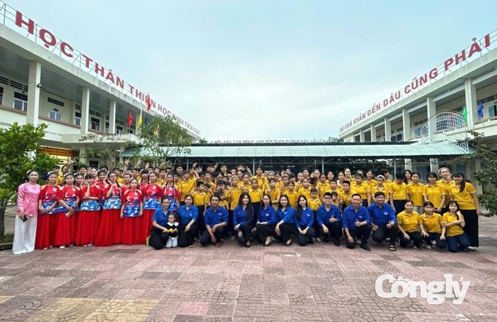 Đoàn công tác, nhà trường và các em học sinh lưu lại hình ảnh tại chương trình “Vui hội Trăng Rằm”.