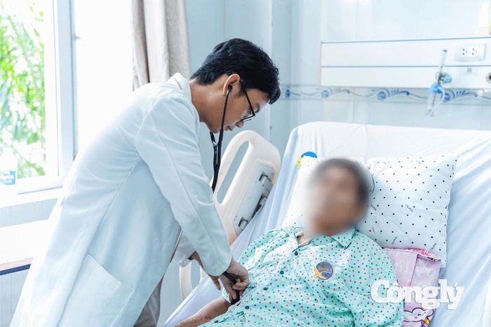 Bác sĩ thăm khám cho bệnh nhân ở Bệnh viện Đa khoa Xuyên Á.