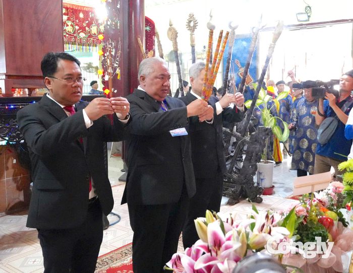 Nghi thức dâng hương.