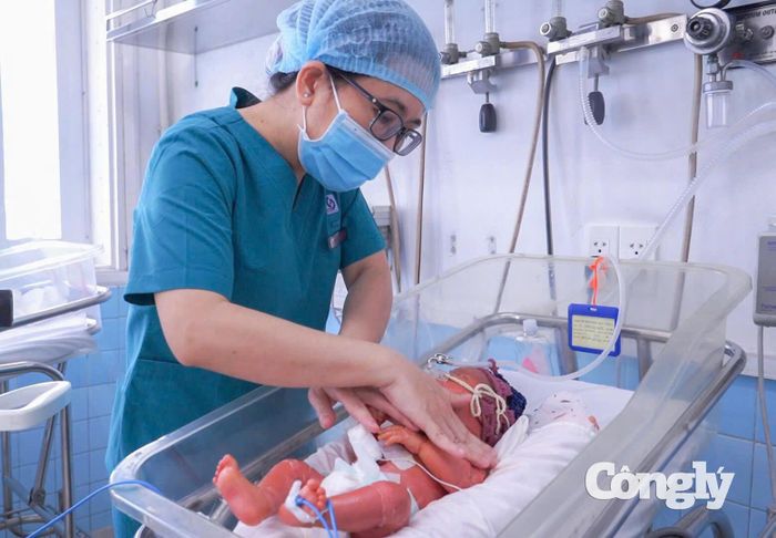 Bé sinh non mắc vảy cá hiếm gặp.