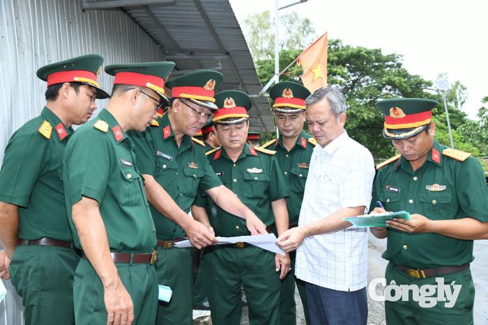 Đoàn khảo sát vị trí di dời Chốt Cây Me (xã Hưng Điền) và vị trí tăng dày thêm chốt.