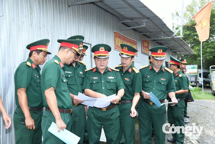 Đại tá Trần Đình Hưng, Phó Chỉ huy trưởng, Tham mưu trưởng Bộ CHQS tỉnh Tây Ninh làm trưởng đoàn khảo sát thực địa.