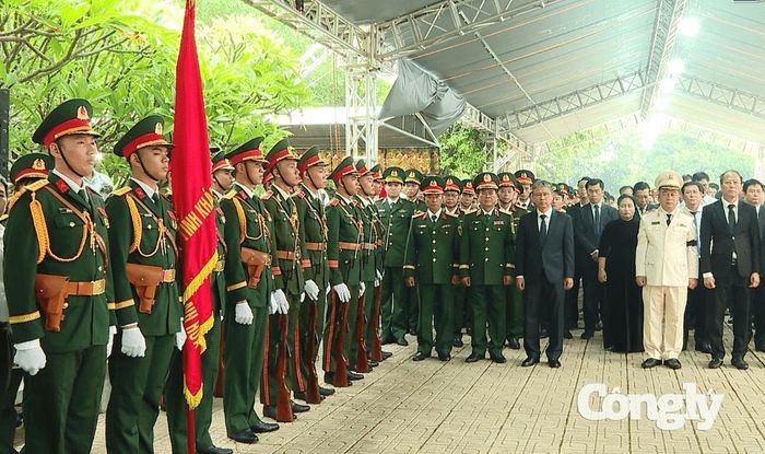 Buổi lễ được tổ chức trang nghiêm.