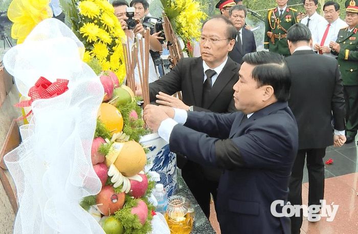 Lãnh đạo tỉnh dâng hương tưởng nhớ các Anh hùng liệt sĩ.