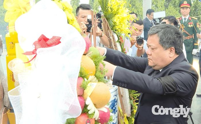 Bí thư Tỉnh ủy Trần Phong thành kính dâng hương.