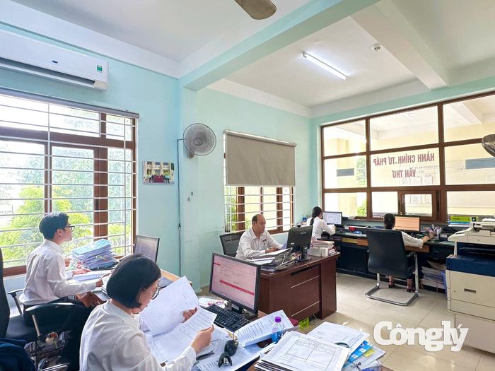 Cán bộ TAND khu vực 2 - Khánh Hòa tập trung xử lý hồ sơ, đơn khởi kiện.