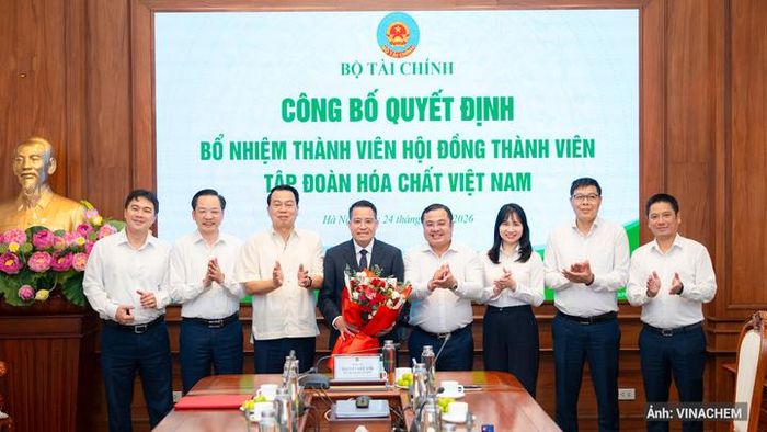 Lãnh đạo Bộ Tài chính và Hội đồng thành viên Tập đoàn tặng hoa chúc mừng.