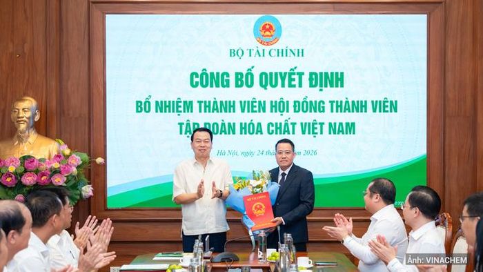 Ông Nguyễn Đức Chi, Thứ trưởng Bộ Tài chính trao Quyết định cho ông Nguyễn Văn Đông.