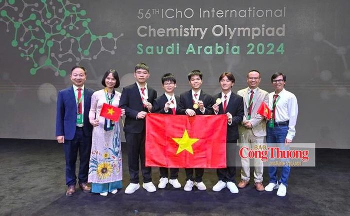 Đội tuyển Việt Nam tham dự Olympic Hóa học 2024 tại Saudi Arabia (GS Nguyễn Ngọc Hà ngoài cùng bên trái).