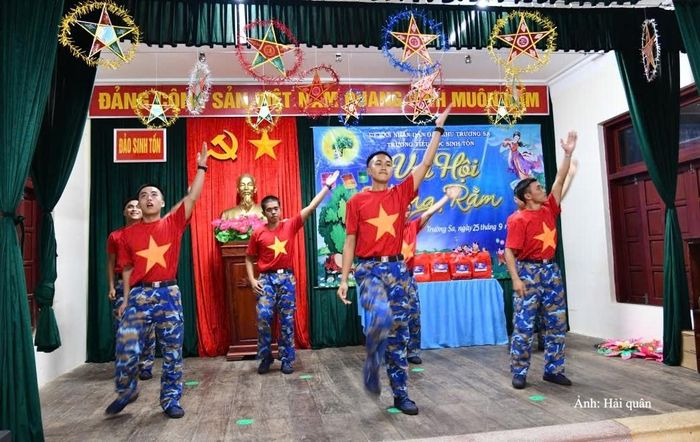  Tiết mục văn nghệ do các cháu thiếu nhi và các chiến sĩ của đảo Sinh Tồn biểu diễn.