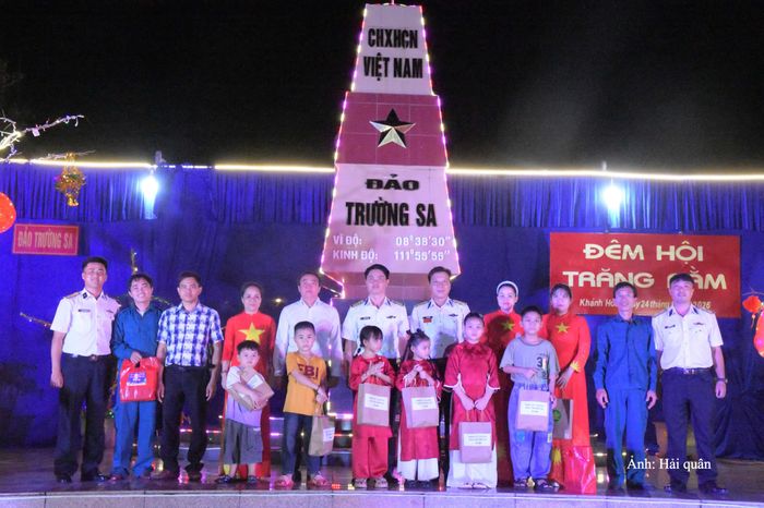 Chỉ huy các đảo trao quà Trung thu của UBND Đặc khu Trường Sa tặng các cháu thiếu nhi.