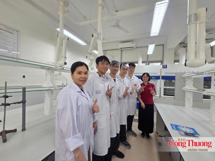 Các nhà khoa học và học sinh trong đội tuyển Olympic học tập tại phòng thực hành.