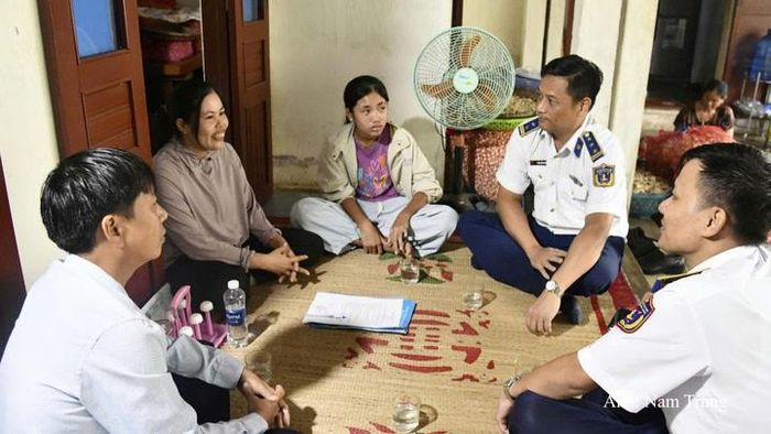 Trao quà hỗ trợ học sinh có hoàn cảnh khó khăn tại Lý Sơn (Quảng Ngãi).