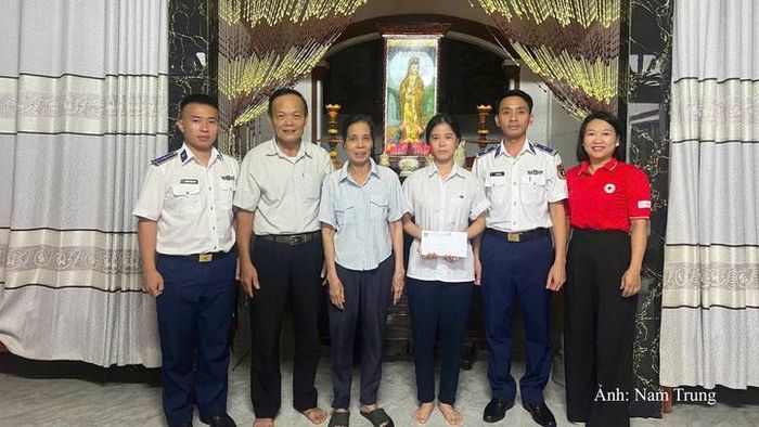 Trao quà hỗ trợ học sinh có hoàn cảnh khó khăn tại Quảng Trị.