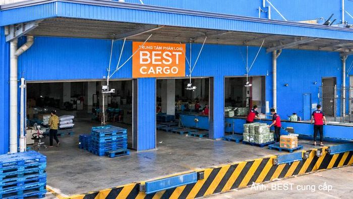 Nhân viên BEST Cargo vận hành hàng hóa cồng kềnh tại trung tâm phân loại.