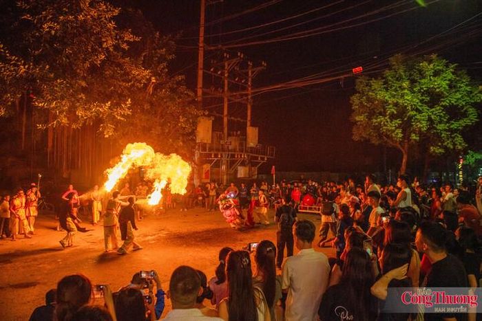 Trước ngày biểu diễn, các em dành nhiều buổi tập cùng nhau. Người đánh trống, người khua chiêng, người cầm đuốc dẫn đường, nhưng điều đặc biệt là hầu như thành viên nào cũng được luyện để có thể thay nhau múa đầu lân và biểu diễn thổi lửa.