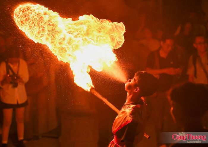Anh Nguyễn Văn Tuyên, Đội trưởng đội múa lân thôn Cao Hạ cho biết, cứ đến Trung thu, thanh niên trong làng lại háo hức tập hợp, cùng luyện tập để chuẩn bị cho những đêm diễn. Theo Tuyên, điều quan trọng không chỉ nằm ở kỹ thuật biểu diễn mà ở không khí đội lân tạo ra, khiến xóm làng rộn ràng và mọi người gắn kết với nhau hơn. 