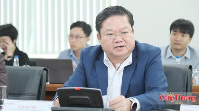 Ông Lê Văn Thinh, Phó Trưởng Ban Quản lý các Khu chế xuất và Công nghiệp Thành phố Hồ Chí Minh phát biểu tại tọa đàm.