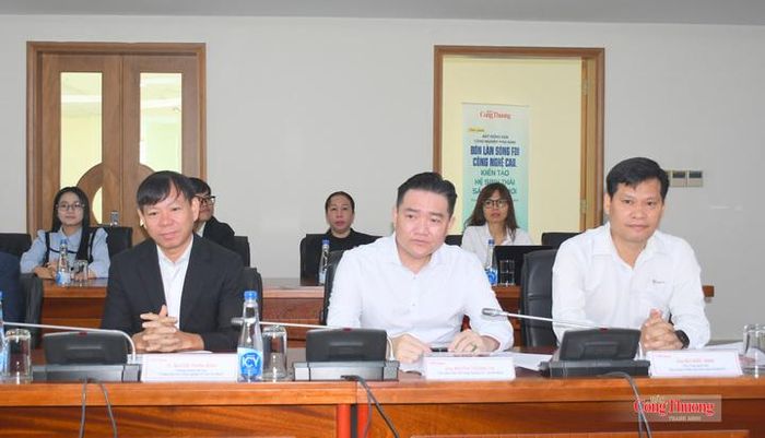 Đại biểu tham dự sự kiện.