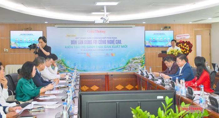 Toàn cảnh tạo đàm.