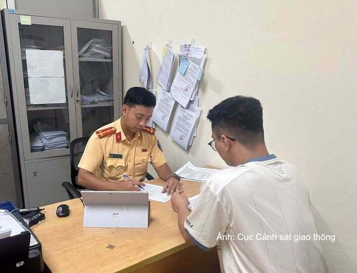 Lực lượng Cảnh sát giao thông làm việc với người điều khiển xe máy vi phạm.