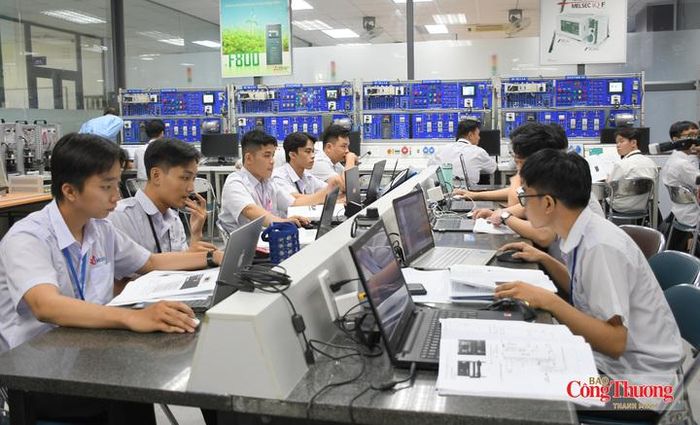 IUH chú trọng đào tạo kỹ sư, kỹ thuật viên chuyên sâu, đáp ứng nhu cầu nhân lực bán dẫn, điện tử và tự động hóa của doanh nghiệp.