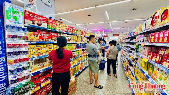 Các mặt hàng thiết yếu phục vụ mùa mưa lũ được các siêu thị, trung tâm thương mại chuẩn bị số lượng lớn.
