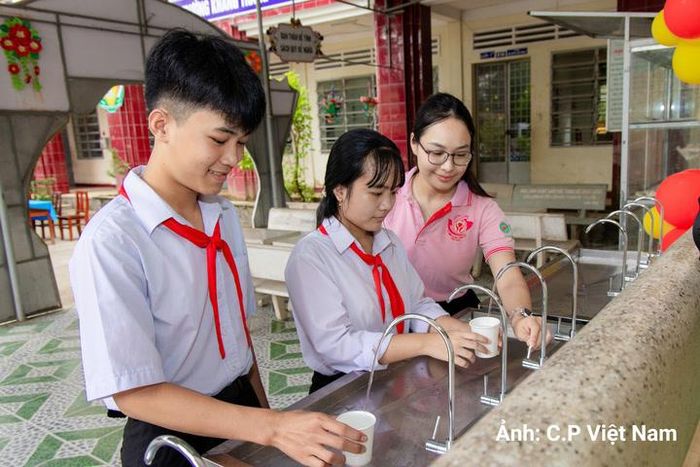 Các em học sinh trường THCS An Thới sử dụng nguồn nước sạch từ hệ thống mới.